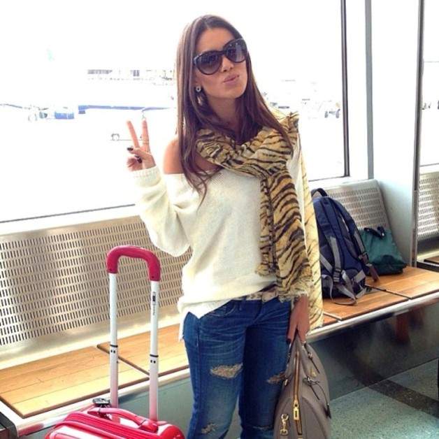 Camila Coelho com sua echarpe animal print