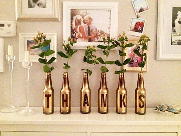 garrafas-de-vidro-pintadas-em-dourado-servindo-de-vasos-de-flores-na-decorac3a7c3a3o1